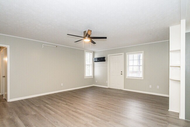 Building Photo - Beautifully renovated 2nd floor, 2 Bdr 1 bath unit in Maryville, TN - Available NOW with lower se...