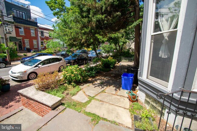 Building Photo - 2211 Bainbridge St