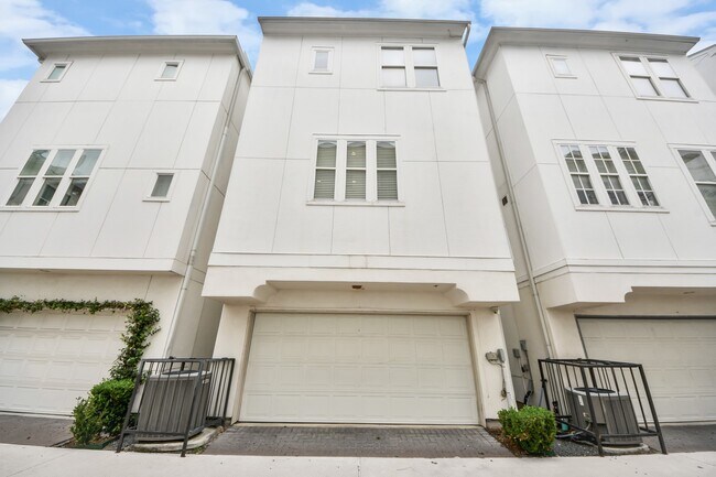 Building Photo - 210 E 28th St