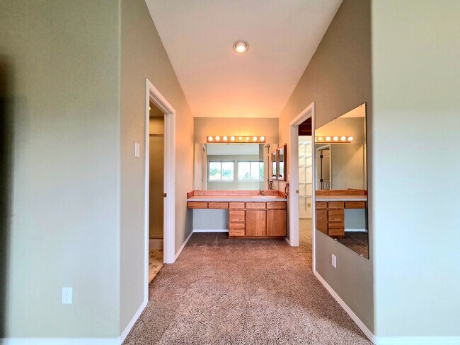 Building Photo - Grandiose Home on 1 Acre -- in East Wenatchee for Rent!! **5 Bed, 3 Bath**