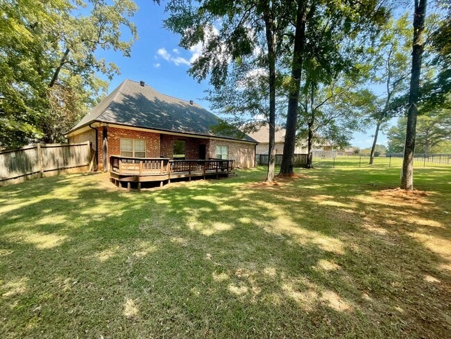 Building Photo - Amazing Home For Rent in Deerfield