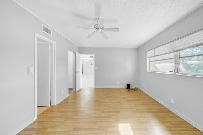 Building Photo - 1035 Country Club Dr