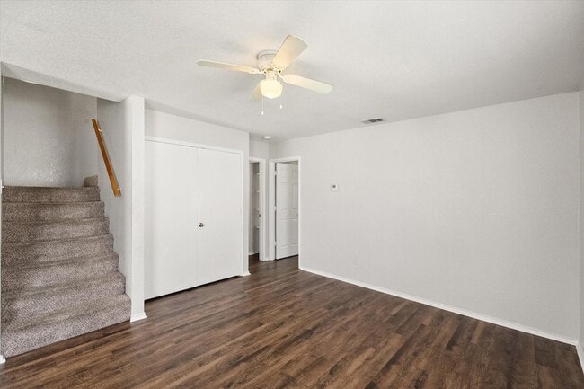 Building Photo - 404 Kings Way Dr