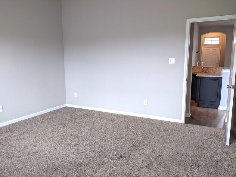 Building Photo - Available for Immediate Move-in! Wonderful Single Family Home in Siena!