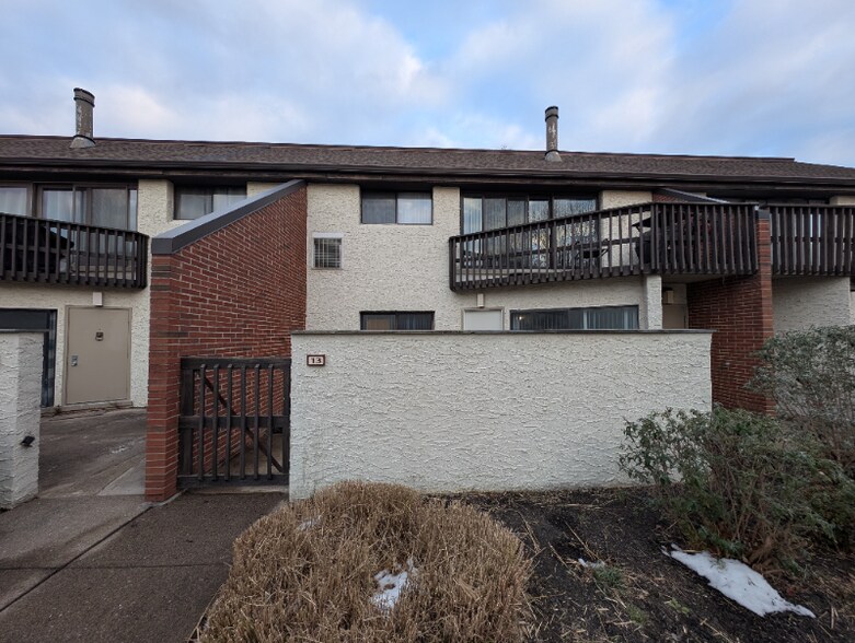 Primary Photo - 1071 Lancaster Blvd