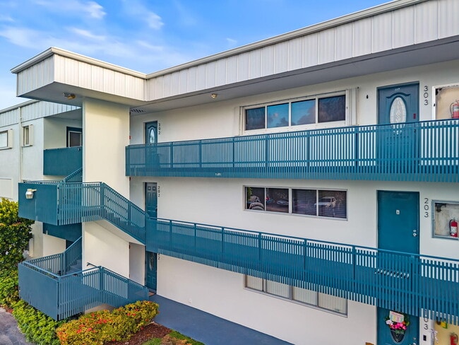 Building Photo - 200 Waterway Dr S