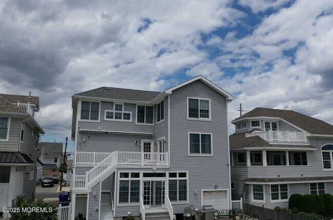 Building Photo - 203 Carmel Dr