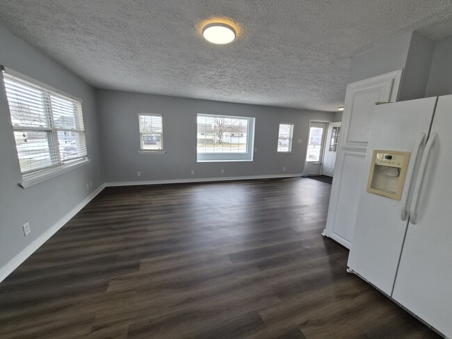 Building Photo - 484 Carol Dr