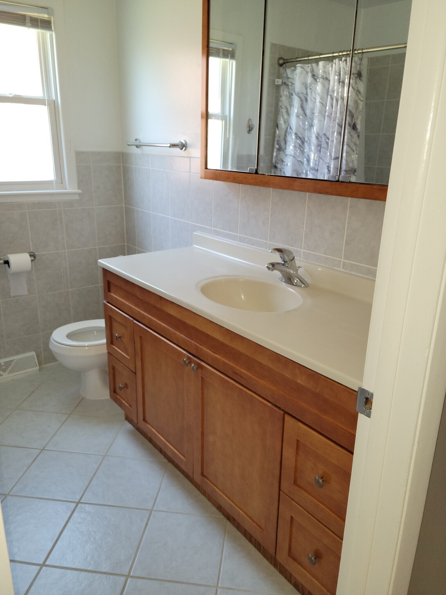 Building Photo - 826 E Capri Dr