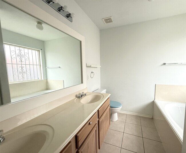 Building Photo - 13830 Fort Nelson Dr