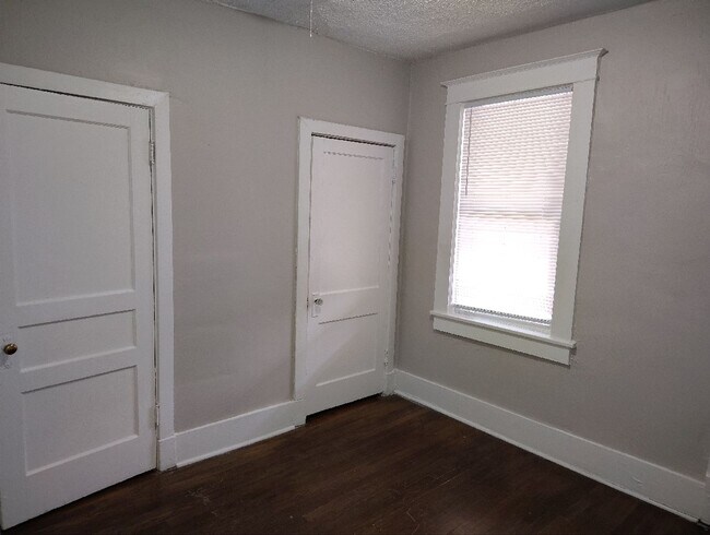 Building Photo - Move-in Special! 1/2 off first month's rent!