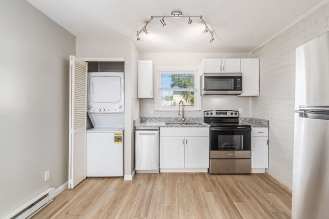 Building Photo - Spacious 2-Bedroom Apartment Near Downtown & German Village