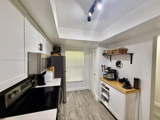 Building Photo - 300 Promenade Dr