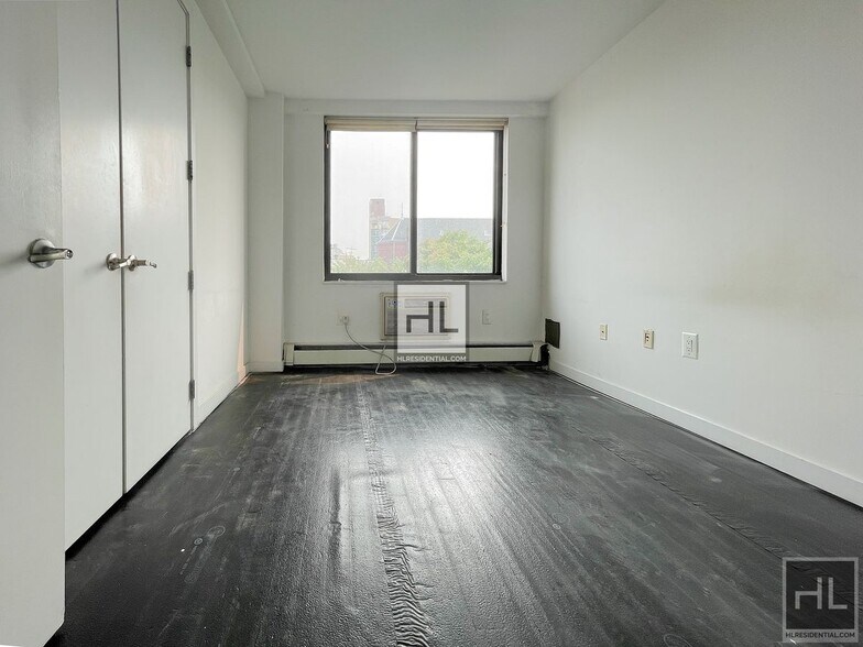 Building Photo - METROPOLITAN AVENUE