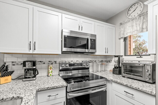 Building Photo - 4088 Fairway Lakes Dr