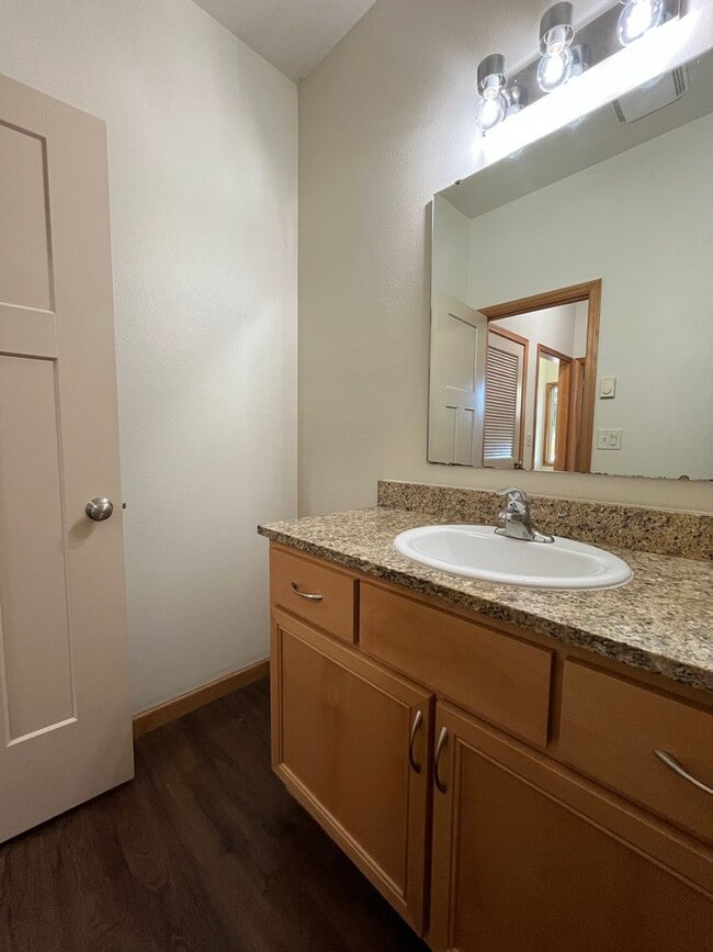 Building Photo - (MUS) Large 3 Bed/2 Bath Town Home