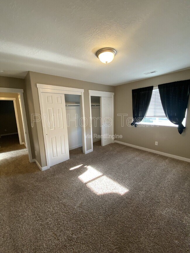 Building Photo - 972 Stonehaven Dr