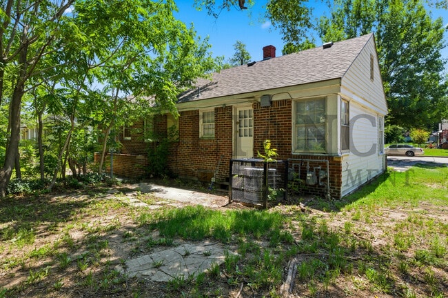 Building Photo - 2638 E Grail St