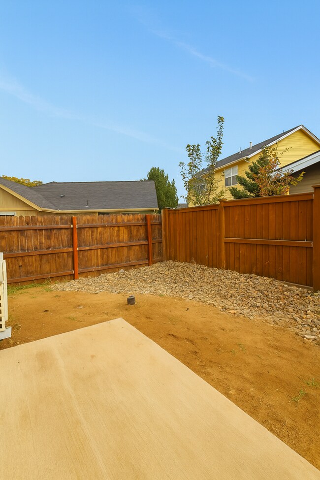 Building Photo - Your Bend Retreat: Spacious End Unit Townhouse with Pilot Butte Views