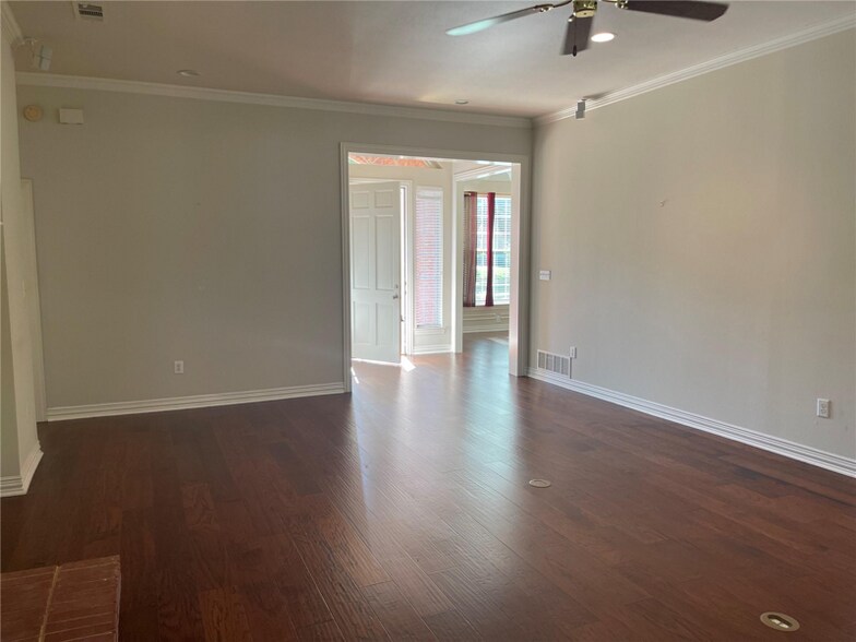 Building Photo - 716 Ticonderoga Dr