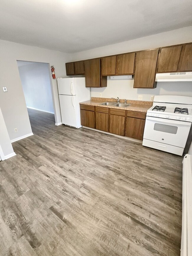 Building Photo - 136 N Lake St