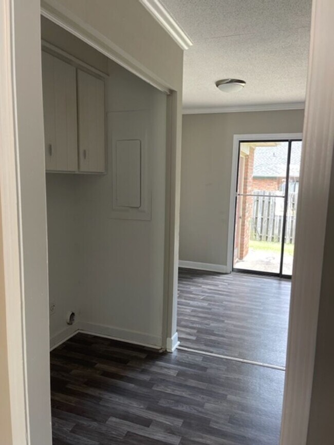 Building Photo - E Blackstock Rd -14