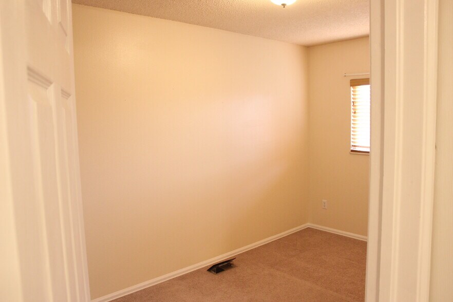 Building Photo - 6610 Parkridge Ct