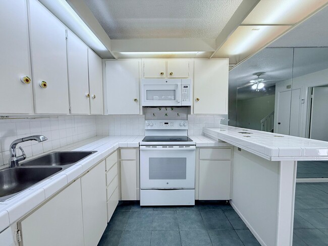 Building Photo - 710 7th Ln