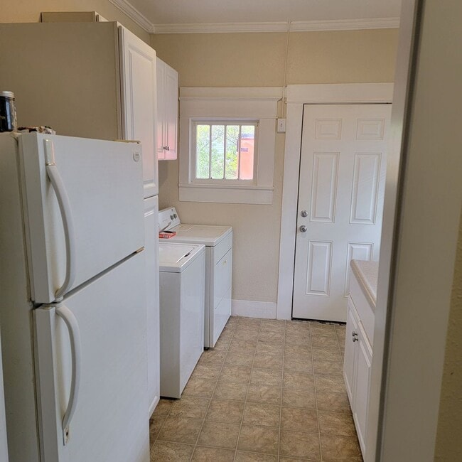 Building Photo - Charming 2-Bedroom House Near Downtown Oak Harbor