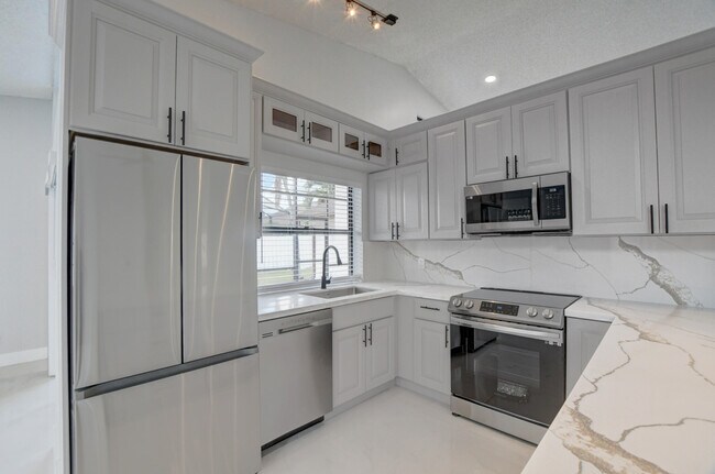 Building Photo - 20995 Country Creek Dr
