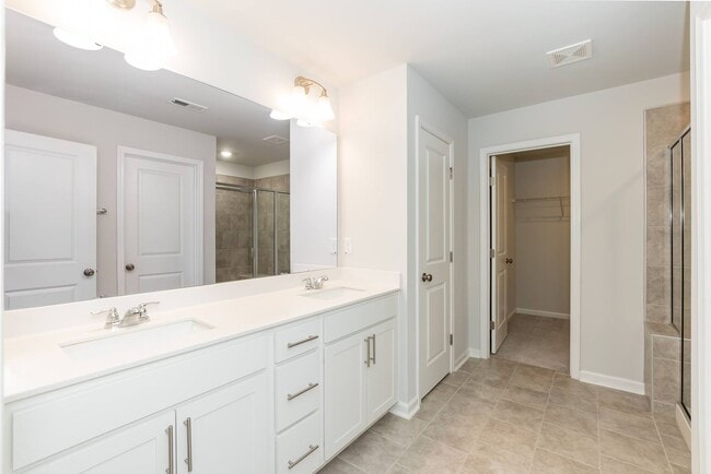 Building Photo - Move In Ready Three Bedroom Home!