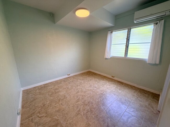 Building Photo - Spacious 2 Bedroom / 2 Bathroom Pet-Friendly Home in Moanalua Valley
