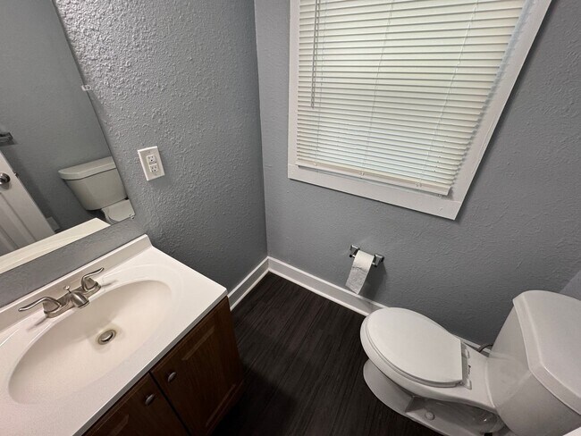 Building Photo - Fountain Square 3 Bed 1.5 Bath