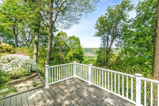 Building Photo - 122 Rivercrest Dr