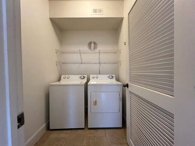 Building Photo - ** Get $500 off your move-in costs! Valid for new leases with a start date in 2025 **