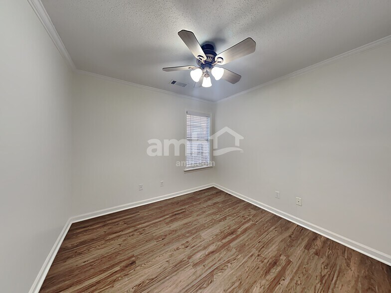 Building Photo - 10085 Woodland Grove Dr