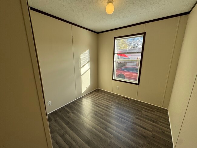 Building Photo - 48582 Lakeview E