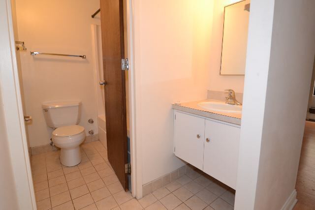 Building Photo - 622 W Wellington Ave