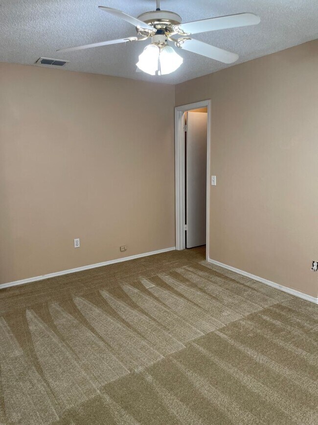 Building Photo - 1 story 3/2 in Meadow Woods with full sized washer and dryer included