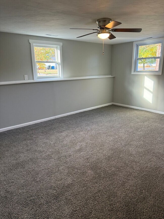 Building Photo - 4 BEDROOMS AND 2 FULL BATHROOMS