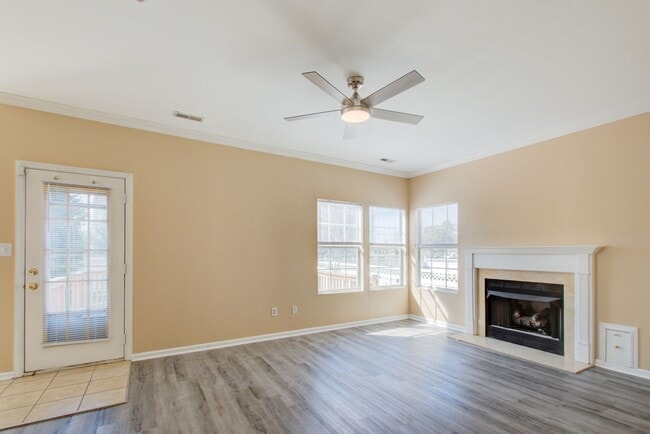 Building Photo - 3 Bed, 2.5 Bath Home Conveniently Located ...