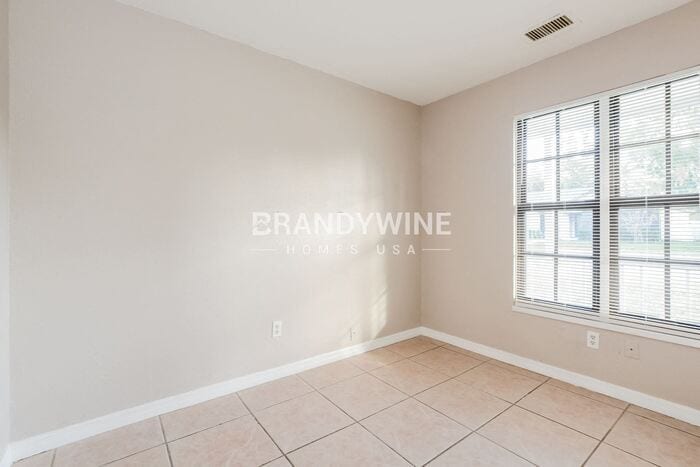 Building Photo - 700 E 7th St