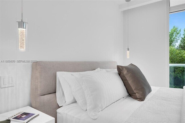 Building Photo - 100 South Pointe Dr