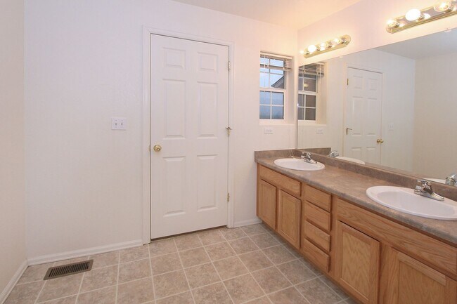 Building Photo - FEELS LIKE HOME! 2BD CONDO with MOUNTAIN VIEWS - Security Deposit Waiver Available