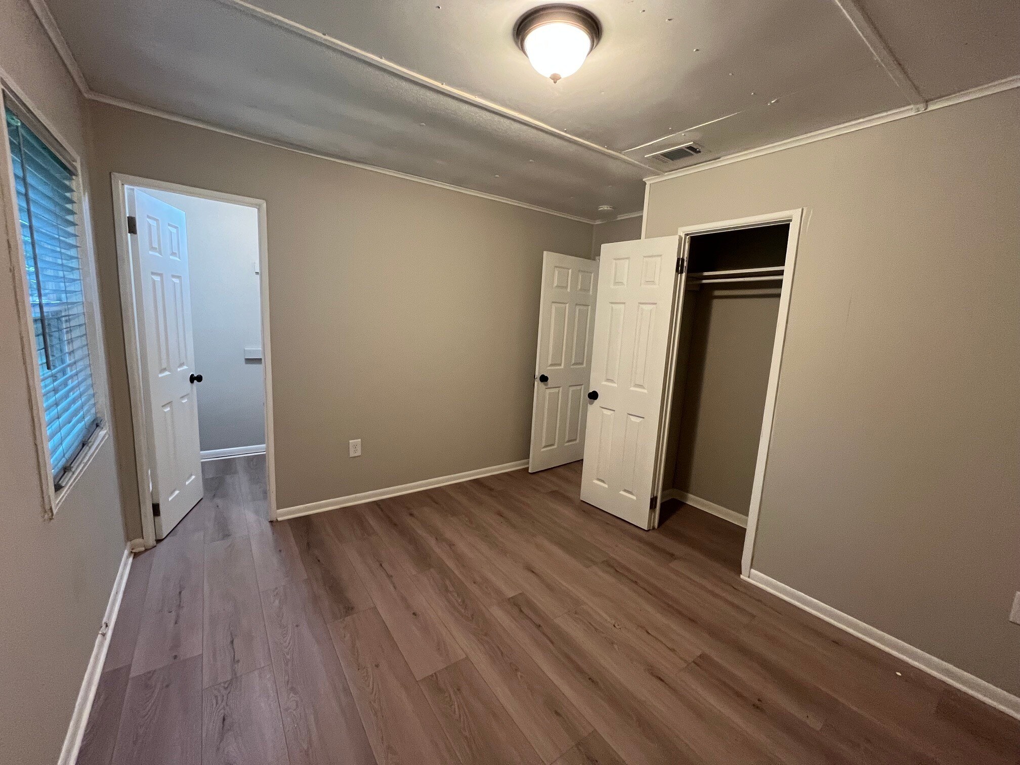 Building Photo - 5909 Leone Dr W