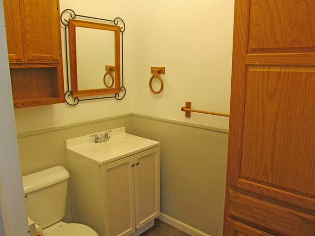 Building Photo - MOVE IN SPECIAL 3 Bedroom 1.5 Bath Ranch in Portage