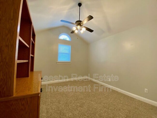 Building Photo - 5706 Wood Ridge Dr