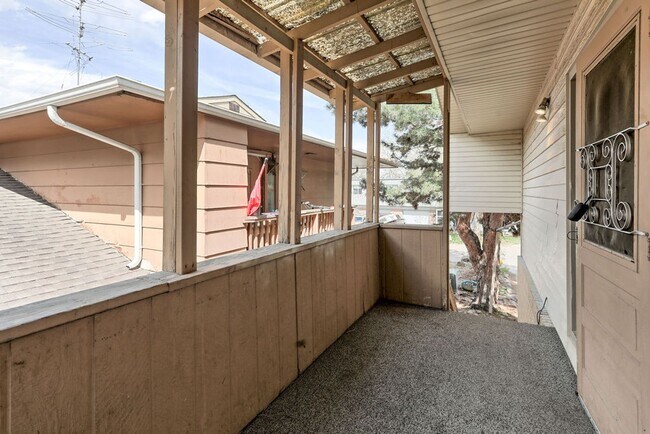 Building Photo - Students Welcome! Great Location!