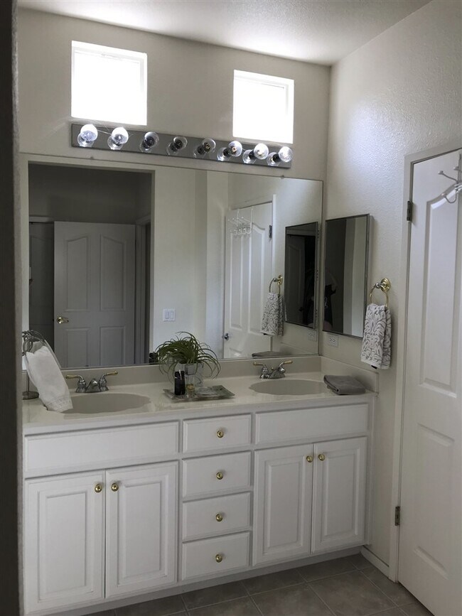 Building Photo - 344 Gladstone Dr