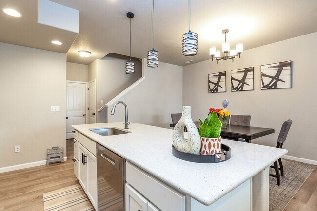 Building Photo - Townhouse Unit for Rent